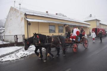Dňa 09.12.2017 navštívil našu obec Mikuláš s anjel Dňa 09.12.2017 navštívil našu obec Mikuláš s anjel