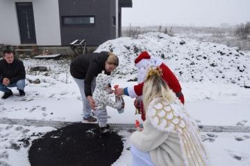 Dňa 09.12.2017 navštívil našu obec Mikuláš s anjel Dňa 09.12.2017 navštívil našu obec Mikuláš s anjel
