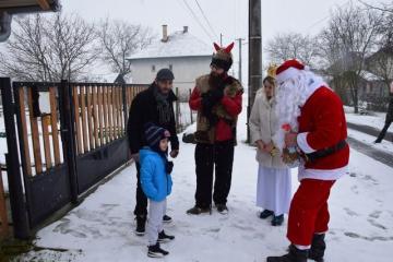 Dňa 09.12.2017 navštívil našu obec Mikuláš s anjel Dňa 09.12.2017 navštívil našu obec Mikuláš s anjel
