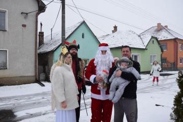 Dňa 09.12.2017 navštívil našu obec Mikuláš s anjel Dňa 09.12.2017 navštívil našu obec Mikuláš s anjel
