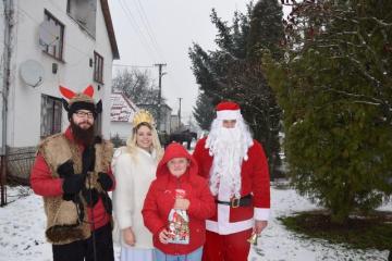 Dňa 09.12.2017 navštívil našu obec Mikuláš s anjel Dňa 09.12.2017 navštívil našu obec Mikuláš s anjel