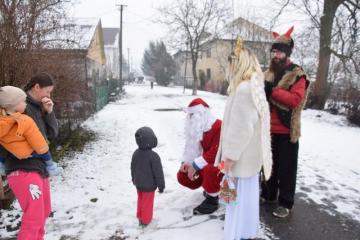 Dňa 09.12.2017 navštívil našu obec Mikuláš s anjel Dňa 09.12.2017 navštívil našu obec Mikuláš s anjel