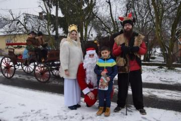 Dňa 09.12.2017 navštívil našu obec Mikuláš s anjel Dňa 09.12.2017 navštívil našu obec Mikuláš s anjel