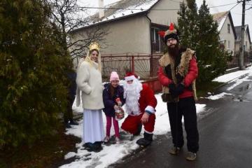 Dňa 09.12.2017 navštívil našu obec Mikuláš s anjel Dňa 09.12.2017 navštívil našu obec Mikuláš s anjel