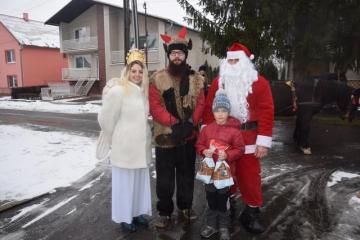 Dňa 09.12.2017 navštívil našu obec Mikuláš s anjel Dňa 09.12.2017 navštívil našu obec Mikuláš s anjel