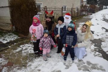 Dňa 09.12.2017 navštívil našu obec Mikuláš s anjel Dňa 09.12.2017 navštívil našu obec Mikuláš s anjel