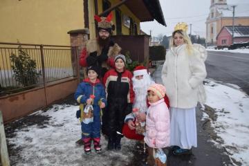 Dňa 09.12.2017 navštívil našu obec Mikuláš s anjel Dňa 09.12.2017 navštívil našu obec Mikuláš s anjel