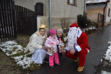 Dňa 09.12.2017 navštívil našu obec Mikuláš s anjel Dňa 09.12.2017 navštívil našu obec Mikuláš s anjel
