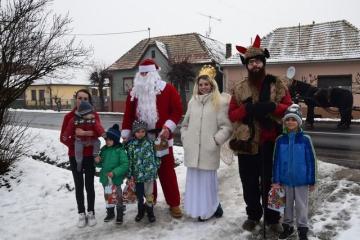 Dňa 09.12.2017 navštívil našu obec Mikuláš s anjel Dňa 09.12.2017 navštívil našu obec Mikuláš s anjel