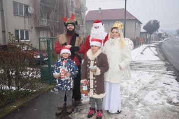 Dňa 09.12.2017 navštívil našu obec Mikuláš s anjel Dňa 09.12.2017 navštívil našu obec Mikuláš s anjel