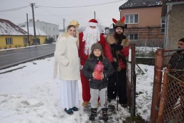 Dňa 09.12.2017 navštívil našu obec Mikuláš s anjel Dňa 09.12.2017 navštívil našu obec Mikuláš s anjel
