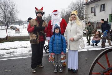 Dňa 09.12.2017 navštívil našu obec Mikuláš s anjel Dňa 09.12.2017 navštívil našu obec Mikuláš s anjel