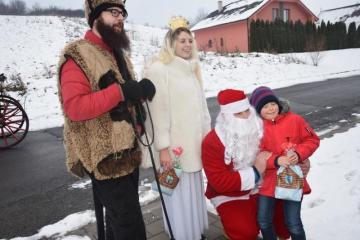 Dňa 09.12.2017 navštívil našu obec Mikuláš s anjel Dňa 09.12.2017 navštívil našu obec Mikuláš s anjel