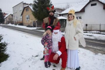 Dňa 09.12.2017 navštívil našu obec Mikuláš s anjel Dňa 09.12.2017 navštívil našu obec Mikuláš s anjel