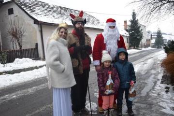 Dňa 09.12.2017 navštívil našu obec Mikuláš s anjel Dňa 09.12.2017 navštívil našu obec Mikuláš s anjel